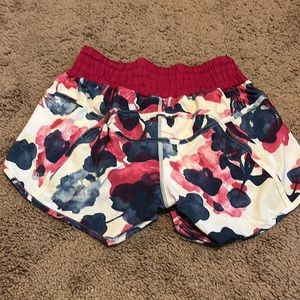 Lululemon Size 6 Tracker Shorts in Bumbleberry Floral